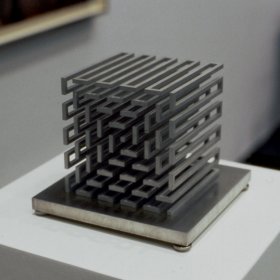 Martin Willing: Stab, schlangenf&ouml;rmig, spiralig zum Kubus gedreht (10x10 St&auml;be), 1999/2003, 3 Exemplare und 2 K&uuml;nstlerexemplare, Duraluminiun, aus Block geschnitten, auf justierbarer Aluminiumplatte, Kantenl&auml;nge 14 cm